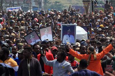 Arak-arakan warga saat membawa peti jenazah mantan Gubernur Papua Lukas Enembe ke tempat persemayaman di Koya Tenga, Kota Jayapura, Papua, 28 Desember 2023. ANTARA/Gusti Tanati