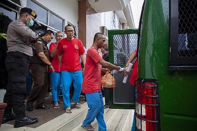 Sejumlah terdakwa kasus kerusuhan unjuk rasa tolak relokasi Pulau Rempang berjalan masuk ke mobil tahanan setelah menjalani sidang perdana di Pengadilan Negeri Batam, Kepulauan Riau, 21 Desember 2023. ANTARA/Teguh Prihatna
