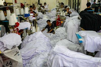Suasana pembuatan kaus di usaha konfeksi Sinergi Adv Nusantara di Srengseng Sawah, Jakarta, 31 Oktober 2023. Tempo/Tony Hartawan