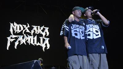 Penampilan grup musik asal Jogja NDX A.K.A. di JIExpo, Jakarta, 2 Desember 2023/Tempo/Febri Angga Palguna