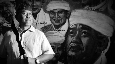 Pelukis, Hardi, dalam  pameran seni bertajuk "Seni Rupa Retrospektif Hardi 60 Tahun"  di Galeri Cipta II - Taman Ismail Marzuki, Jakarta, 20 Juli 2011. Dok. Tempo/Jacky Rachmansyah