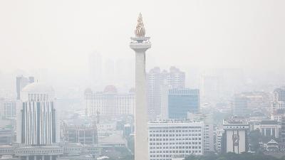 Pemandangan area Monumen Nasional dan gedung-gedung tinggi di sekitarnya yang terlihat samar karena polusi udara  di Jakarta,  11 Agustus 2023/Tempo /Hilman Fathurrahman W