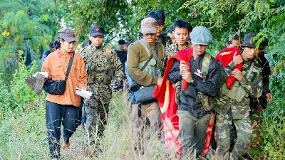 Anggota Tentara Pembebasan Rakyat PLA, membawa orang yang terluka usai bentrok dengan tentara junta Myanmar di  Sagaing, Myanmar 23 November 2023/REUTERS/Stringer/File Foto
