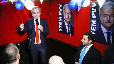 Politisi sayap kanan Belanda dan pemimpin partai PVV, Geert Wilders berbicara usai pengunguman exit poll hasil awal pemilihan parlemen Belanda, di Den Haag, Belanda, 22 November 2023/REUTERS/Yves Herman 