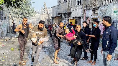 Warga membawa anak-anak yang terluka akibat serangan Israel di di Rafah, Selatan Jalur Gaza 1 Desember 2023/REUTERS/Hatem Khaled 