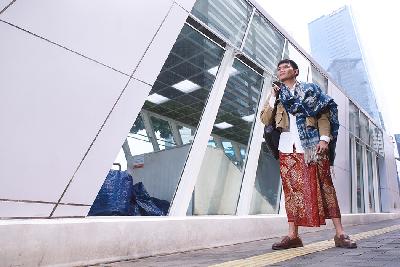 Karyawan swasta, Ary Ogam, berpose di samping stasiun MRT Setiabudi Astra, Jakarta. TEMPO/ Nita Dian
