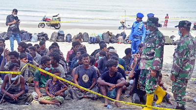 Petugas melakukan pendataan terhadap imigran Rohingya yang baru terdampar di Desa Blang Raya, Kabupaten Pidie, Aceh,10 Desember 2023. Antara/Ampelsa