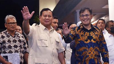 Ketua Umum Partai Gerindra Prabowo Subianto saat menyambut Budiman Sudjatmiko di rumah Kertanegara, Jakarta, 18 Juli 2023. Tempo/M Taufan Rengganis