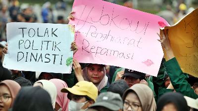 Ratusan mahasiswa dari elemen mahasiswa gabungan menggelar demonstrasi sembilan tahun pemerintahan Jokowi, di kawasan Patung Kuda, Monas, 20 Oktober 2023. Tempo/Subekti