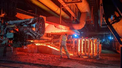 Proses pengolahan nikel di smelter di kawasan Indonesia Morowali Industrial Park, Morowali, Sulawesi Tengah, Agustus 2023. Foto: Shutterstock