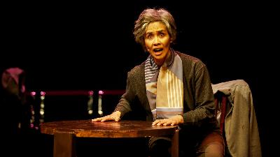 Marsha Timothy  dalam pentas berjudul Kembali ke Pelukan Orang-orang Tercinta, di Teater Salihara, 16 Desember 2023. Titimangsa-Yose Riandi