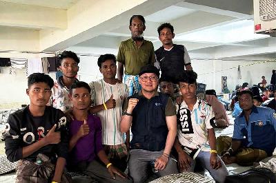 Ardi Santoso (tengah) bersama pengungsi Rohingya di rubanah Gedung Balee Meuseraya Aceh (BMA), Kota Banda Aceh, 26 Desember 2023. Dok. Pribadi