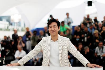 Pemeran film "Parasite", Lee Sun-kyun, menghadiri Festival Film Cannes ke-72 di Cannes, Prancis, 22 Mei 2019. REUTERS/Eric Gaillard