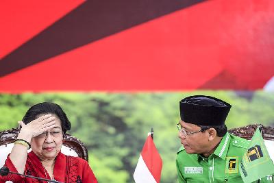 Plt Ketua Umum PPP Mardiono (kanan) dan Ketua Umum PDIP Megawati Soekarnoputri melakukan pertemuan di kantor DPP PDIP, Jakarta, 30 April 2023. ANTARA/Galih Pradipta