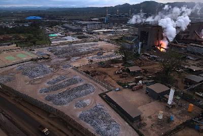 Aktivitas tungku smelter nikel di PT VDNI di kawasan industri di Kecamatan Morosi, Konawe, Sulawesi Tenggara. ANTARA/Jojon