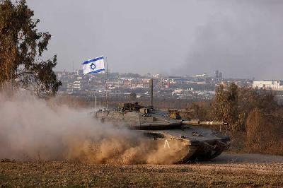Sebuah tank Israel di tengah konflik yang sedang berlangsung antara Israel dan kelompok Islam Palestina Hamas, dekat perbatasan Israel-Gaza, di Israel, 30 Desember 2023. REUTERS/Amir Cohen