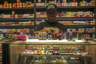 Seorang penjual menunjukkan sejumlah produk vape di sebuah toko rokok elektrik di Cikini, Jakarta, 1 Januari 2023, ANTARA/Mecca Yumna
