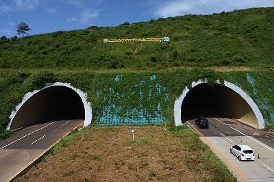 Kendaraan masuk terowongan di tol Cisumdawu di kawasan Pamulihan, Sumedang, Jawa Barat, 2022.  TEMPO/Prima mulia