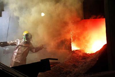 Pekerja mengolah bijih nikel menjadi feronikel di Kolaka, Sulawesi Tenggara, 2018. TEMPO/M. Taufan Rengganis