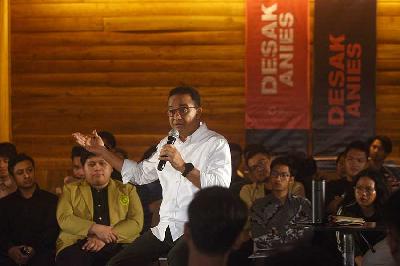 Calon Presiden Anies Baswedan menjawab pertanyaan mahasiswa sebagai bagian dari kampanye di 105 Cafe, Bandung, Jawa Barat, 29 November 2023. TEMPO/Prima Mulia