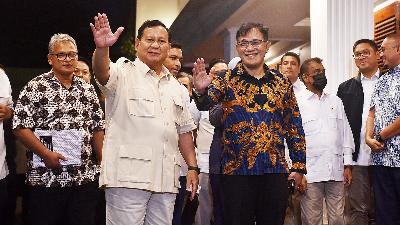 Gerindra Party Chairman Prabowo Subianto receives former PDI-P politician and activist Budiman Sudjatmiko at Kertanegara House, Jakarta, July 18. 
TEMPO/M Taufan Rengganis
