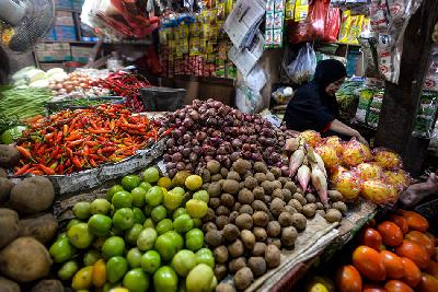 Sejumlah bahan pokok di Pasar Tebet, Jakarta, 2 Januari 2024. TEMPO/Tony Hartawan