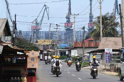 Pekerja industri nikel melintas di jalur menuju kawasan industri IMIP, Kecamatan Bahodopi, Kabupaten Morowali, Sulawesi Tengah, 31 Desember 2023. ANTARA/Mohamad Hamzah