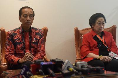 Presiden Joko Widodo (kiri) dan Ketua Umum PDI Perjuangan Megawati Soekarnoputri memberikan keterangan pers dalam Rapat Kerja Nasional (Rakernas) III di Lenteng Agung, Jakarta, 6 Juni 2023. TEMPO/M Taufan Rengganis