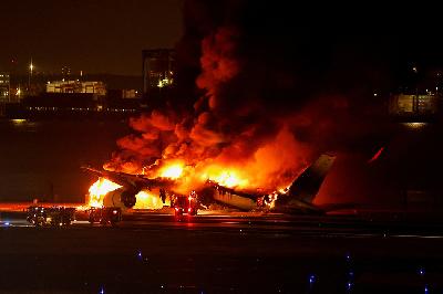 Pesawat A350 Japan Airlines terbakar di bandara internasional Haneda, Tokyo, Jepang, 2 Januari 2024. REUTERS/Issei Kato