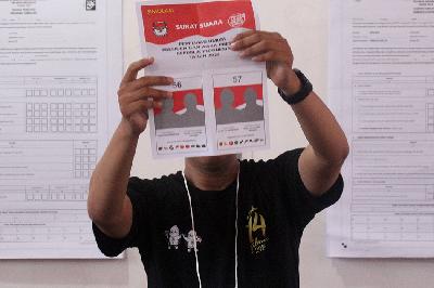 Petugas Kelompok Penyelenggara Pemungutan Suara (KPPS) melakukan perhitungan surat suara saat simulasi pemungutan dan penghitungan suara Pemilu 2024 di kantor Komisi Pemilihan Umum (KPU) Deli Serdang, Sumatera Utara, 27 Desember 2023. ANTARA/Yudi