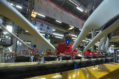 Pekerja menyelesaikan produksi air conditioner (AC) rumahan di LG Factory, Legok, Kabupaten Tangerang, Banten, 23 Mei 2023. Tempo/Tony Hartawan