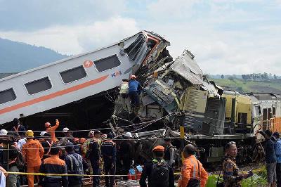 Petugas mengevakuasi korban di lokomotif yang hancur saat tabrakan kereta di Cicalengka, Kabupaten Bandung, Jawa Barat, 5 Desember 2024. TEMPO/Prima Mulia