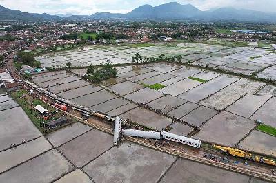 Kondisi rangkaian kereta saat tabrakan kereta api di Cicalengka, Kabupaten Bandung, Jawa Barat, 5 Desember 2024. TEMPO/Prima Mulia