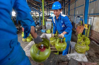Pekerja tengah melakukan pengisian gas 3kg di Stasiun Pengisian Bulk Elpiji Sadikun, Jakarta, 5 Januari 2024. Tempo/Tony Hartawan