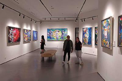 Sejumlah pengunjung menikmati karya-karya perupa Ida Bagus Indra dalam pameran tunggalnya bertajuk The Vibrant Expression di Galeri Zen1, Jakarta, 5 Januari 2024. TEMPO/Indra Wijaya