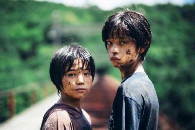 Soya Kurokawa (kanan) dan Hinata Hiiragi dalam film Monster. Dok. IMDB