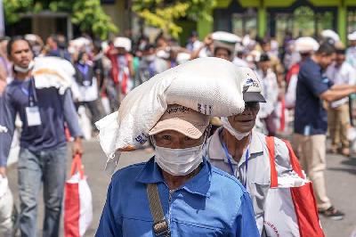 Warga penerima manfaat mendapatkan 10 kilogram beras penyaluran bantuan pangan Cadangan Beras Pemerintah (CBP) di Gudang Bulog Klahang, Banyumas, Jawa Tengah, 3 Januari 2024. ANTARA/Idhad Zakaria