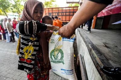 Keluarga Penerima Manfaat (KPM) tengah mengantri bantuan sosial (bansos) pangan di Jakarta, September 2023. Tempo/Tony Hartawan