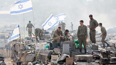 Tentara Israel bersiap di atas tank, dekat perbatasan Israel-Gaza, di Israel selatan, 1 Januari 2024. REUTERS/Violeta Santos Moura