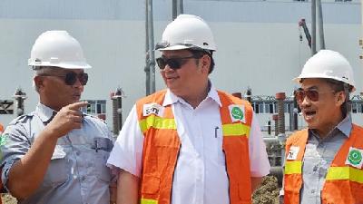 Direktur PT Indonesia Morowali Industrial Park (IMIP) Alexander Barus (kiri) dan Komisaris PT IMIP Halim Mina (kanan) saat meninjau pembangunan smelter di Kawasan Industri Morowali di Sulawesi Tengah, Januari 2017. Kemenperin.go.id