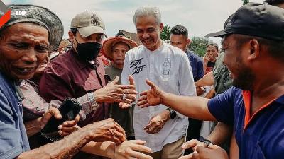 Calon presiden Ganjar Pranowo bersama petani di Desa Sulang, Kabupaten Rembang, Jawa Tengah.
