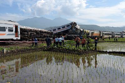 Petugas mengevakuasi korban di lokomotif yang hancur saat tabrakan kereta di Cicalengka, Kabupaten Bandung, Jawa Barat, 5 Desember 2024. TEMPO/Prima Mulia
