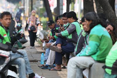 Pengemudi ojek online (ojol) menunggu pemesanan di kawasan Stasiun Cawang, Jakarta, 30 Agustus 2023. TEMPO/Subekti