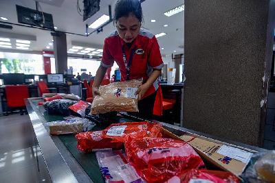 Aktivitas d tempat jasa pengiriman paket JNE Express, Jakarta. TEMPO/Tony Hartawan