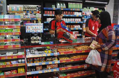 Petugas kasir melayani pembeli di Alfamart, Bukit Duri, Jakarta. Dok. TEMPO/STR/Dasril Roszandi