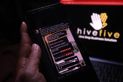 Wartawan menunjukan tangkapan layar unggahan akun media sosial X (dahulu Twitter) @septiadp melalui ponsel dengan latar logo Hive Five di Jakarta, 8 Januari 2024. TEMPO/ Nita Dian