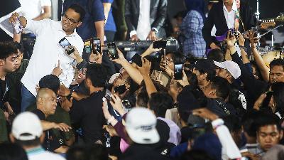 Presidential candidate Anies Baswedan is busy taking selfies on supporters’ requests during the Indonesian Resolution event at Senayan Tennis Indoor, Jakarta, January 5. 
TEMPO/Hilman Fathurrahman W
