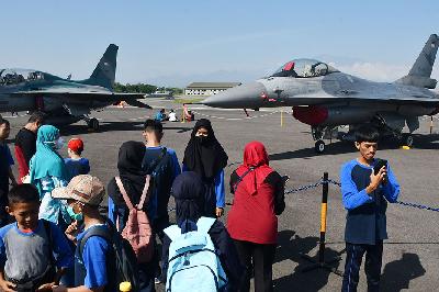 Pengenalan Alat Utama Sistem Persenjataan (Alutsista) pesawat tempur F-16 Fighting Falcon dan T-50i Golden Eagle kepada pengunjung di Lanud Iswahjudi, Magetan, Jawa Timur, 17 Desember 2023. ANTARA/Siswowidodo