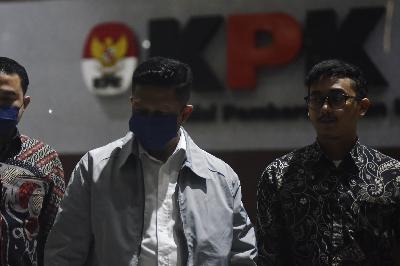 Ketua DPD Partai Gerindra Maluku Utara, Muhaimin Syarif (tengah), seusai memenuhi panggilan penyidik untuk menjalani pemmeriksaan, di gedung Komisi Pemberantasan Korupsi, Jakarta, 5 Januari 2024. TEMPO/ Imam Sukamto