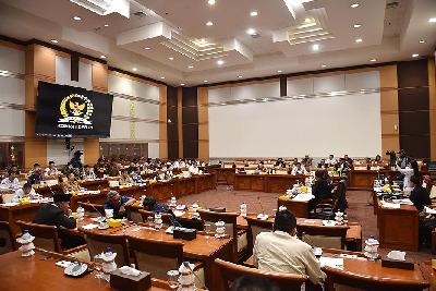 Suasana rapat kerja Komisi I DPR RI dengan Pemerintah membahas revisi UU ITE di Kompleks Parlemen Senayan, Jakarta, 22 November 2023. TEMPO/M Taufan Rengganis